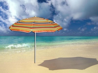 Цветен плажен чадър - малък