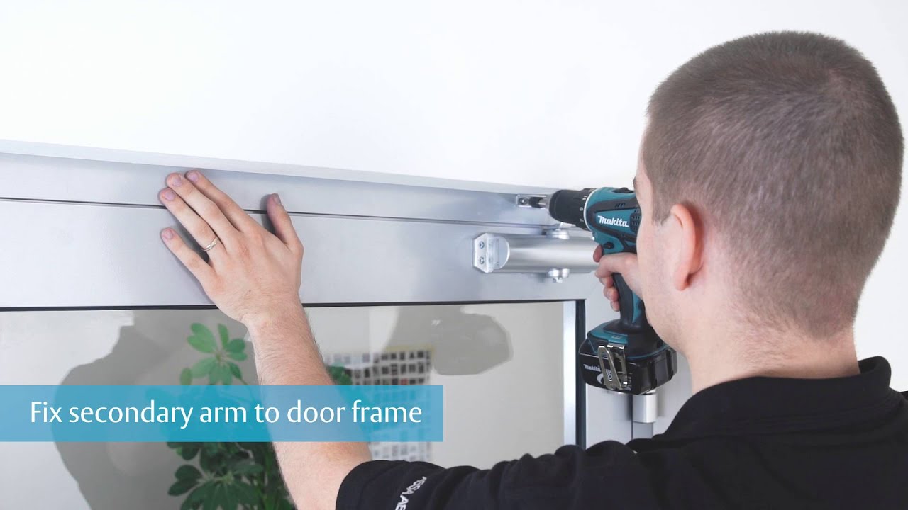 Автомат за затваряне на врати ASSA ABLOY DC120 с рейка и зъбно рамо за еднокрили врати с ширина до 110 см - СРЕБРИСТ