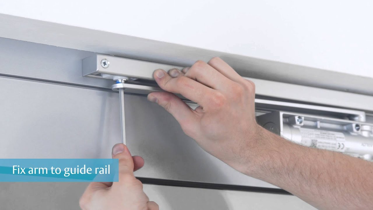 Автомат за затваряне на врати ASSA ABLOY DC135 със зъбна рейка и водеща шина за еднокрили врати с ширина до 95 см - СРЕБРИСТ