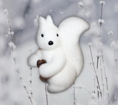 Коледна украса катеричка с шишарка