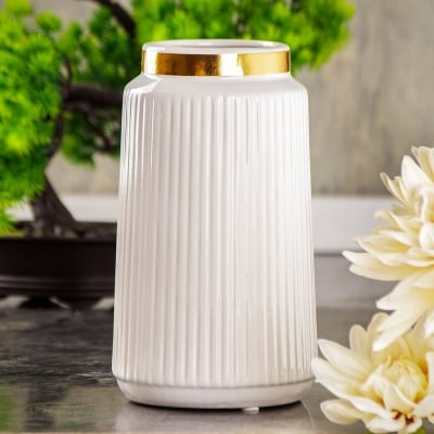 Декоративна бяла ваза