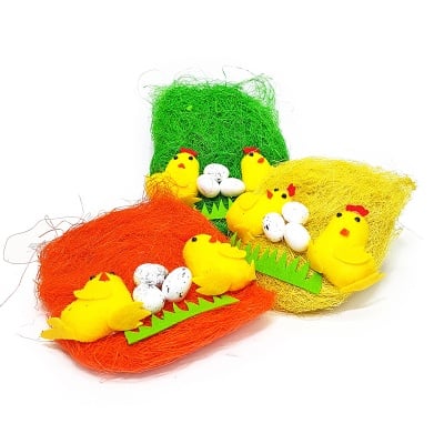 Великденска трева с декорация от кокошки с яйца