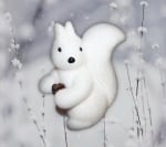 Коледна украса катеричка с шишарка