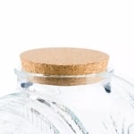 Стъклена бъчва на дървена поставка