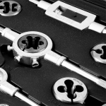 нарязване и ремонт на вътрешни и външни резби с различни размери.