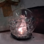 Коледна светеща стъклена топка с фигурка